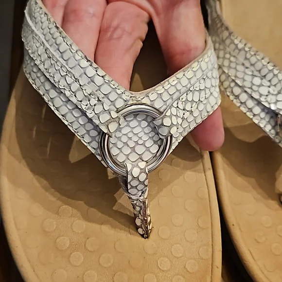 EUC Vionic flops size 9 - Picture 2 of 6